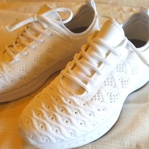 Tennis shoes